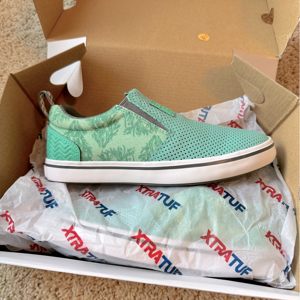 NIB sz 6 XTRATUF SALMON SISTERS SHARBYTE